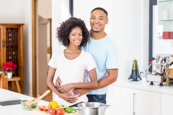 Молодая пара обнимается на кухне — стоковое фото