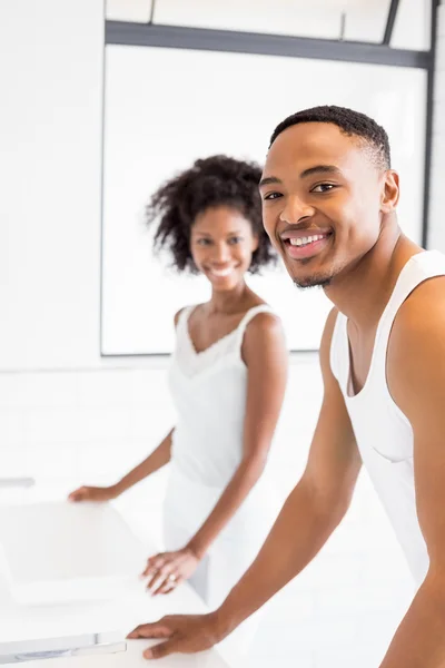 Gelukkige paar in badkamer — Stockfoto