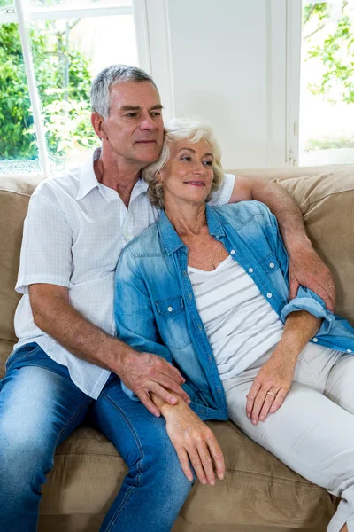 Vrouw op man in de woonkamer ontspannen — Stockfoto