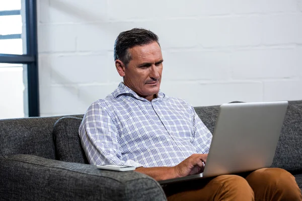 Uomo utilizzando il computer portatile in ufficio — Foto Stock