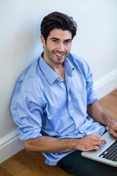 Man on floor and using laptop — Stock Photo, Image