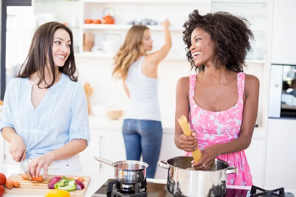 Freunde bereiten Essen in der Küche zu — Stockfoto
