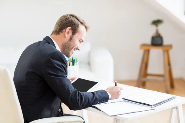 Zakenman schrijft in dagboek — Stockfoto