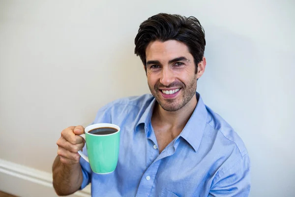Ευτυχισμένος άνθρωπος που κρατά το φλιτζάνι του καφέ — Φωτογραφία Αρχείου