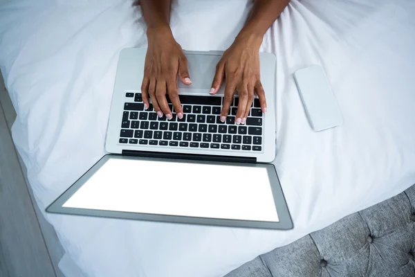 Kobieta korzystająca z laptopa na łóżku — Zdjęcie stockowe