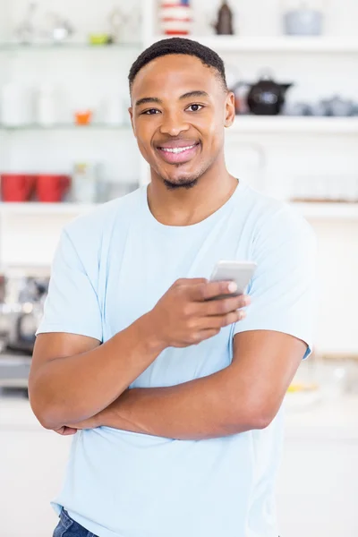 Happy man met behulp van mobiele telefoon — Stockfoto