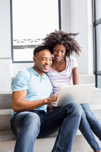 Paar auf Stufen mit Laptop — Stockfoto