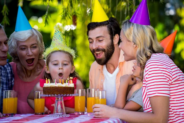 Familie viert verjaardag — Stockfoto