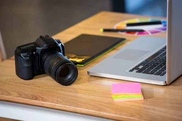Câmera, notas pegajosas, tablet e laptop — Fotografia de Stock