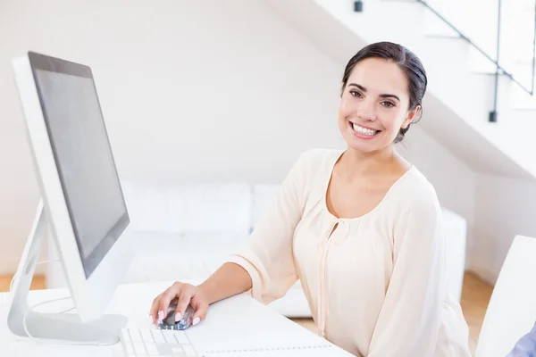 Businesswoman working on computer — Stock Photo, Image