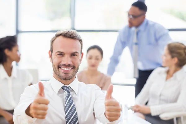 Hombre de negocios mostrando sus pulgares hacia arriba —  Fotos de Stock