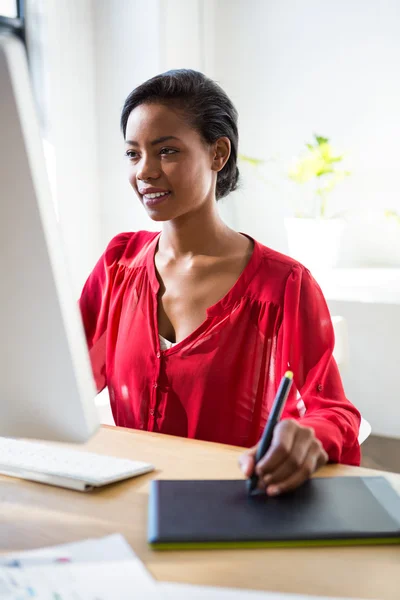 Vrouw die op haar grafisch tablet werkt — Stockfoto