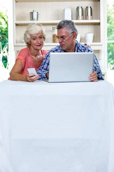 使用笔记本电脑的老年夫妇 — 图库照片