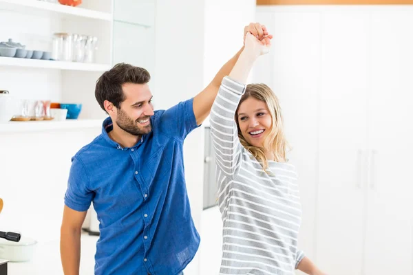 Pareja bailando en la cocina —  Fotos de Stock