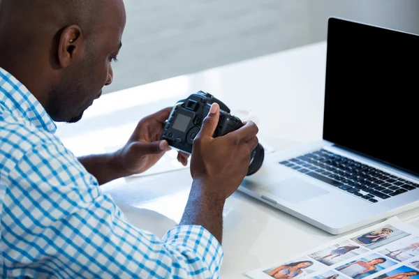 Man foto in de camera te controleren — Stockfoto