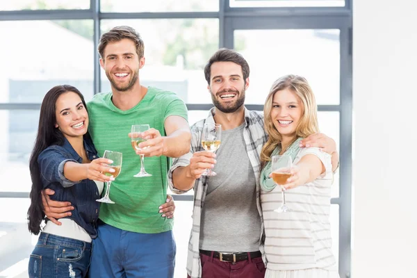 Dos parejas con copas de alcohol — Foto de Stock