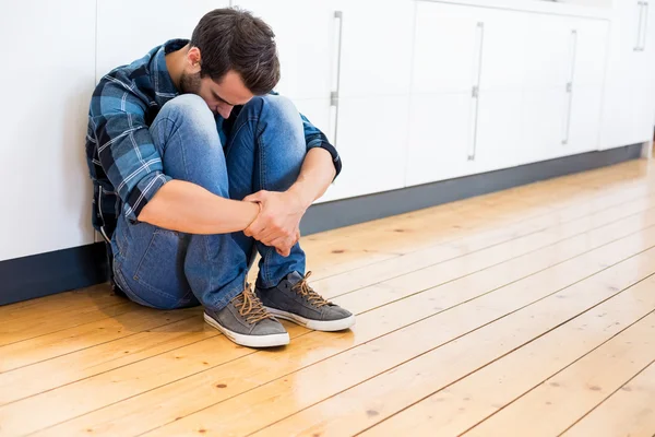 Hombre tenso sentado en el suelo — Foto de Stock