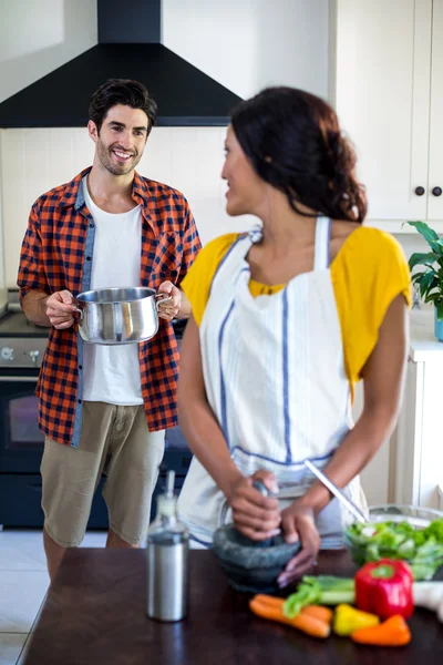 Coppia parlando durante la preparazione del cibo — Foto Stock