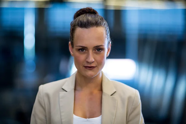 Confident businesswoman looking at camera — Stock Photo, Image