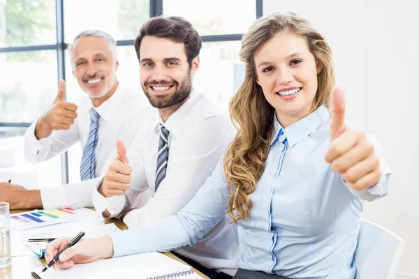 Colleghi di lavoro che mostrano pollici in su — Foto Stock