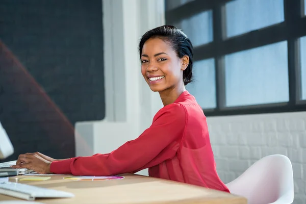 Sonriente mujer trabajando en la oficina — Foto de Stock