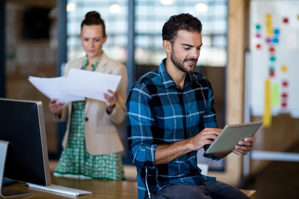 Young man using digital tablet — Stock Photo, Image