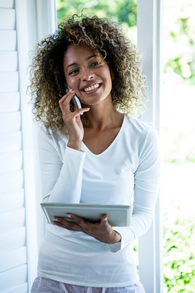 Vrouw aan de telefoon — Stockfoto