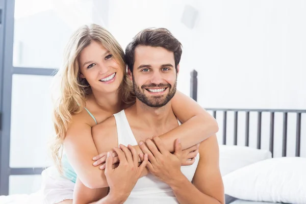 Casal jovem abraçando uns aos outros — Fotografia de Stock