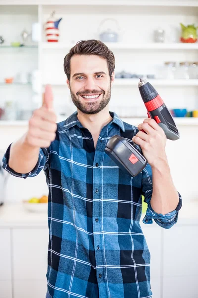 Uomo che tiene trapano macchina — Foto Stock