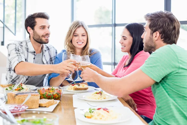 Freunde stoßen mit Weingläsern an — Stockfoto