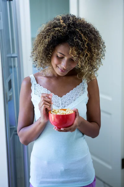 Jovem mulher tomando café da manhã — Fotografia de Stock