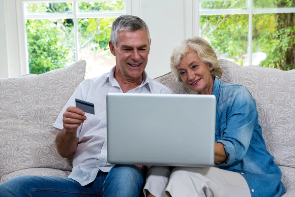 Casal sênior compras online — Fotografia de Stock