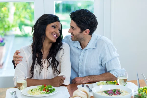 Casal conversando enquanto tendo refeição — Fotografia de Stock