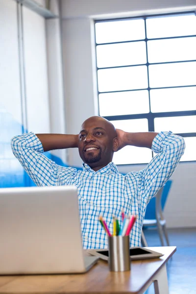 Homem relaxante na cadeira — Fotografia de Stock