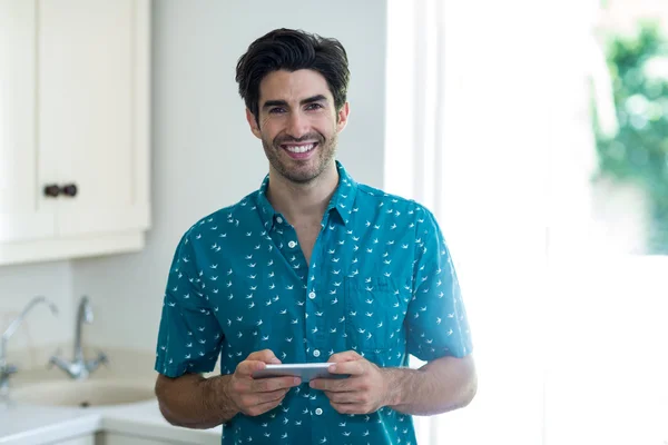 Man using tablet in kitchen — Stock Photo, Image