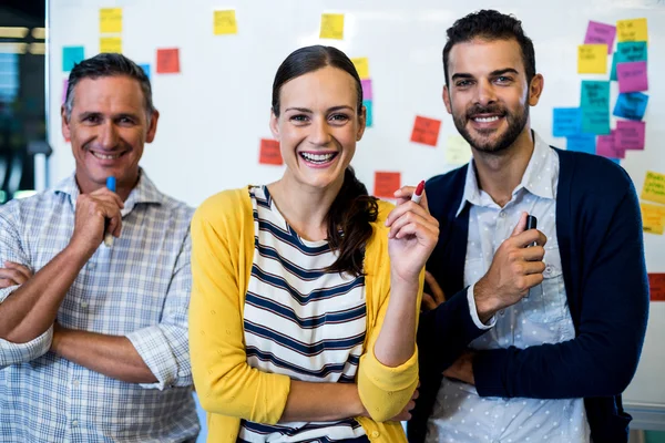 Geschäftskollegen lächeln in die Kamera — Stockfoto