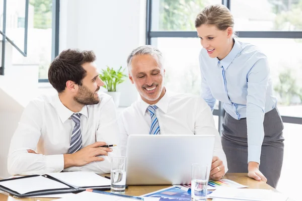 Geschäftspartner diskutieren über Büroarbeit — Stockfoto