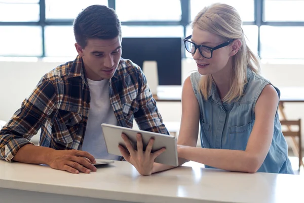 Colleagues interact using tablet — Stock Photo, Image