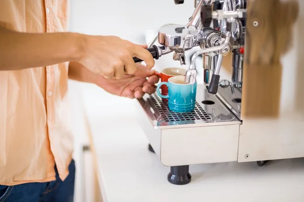 Homme préparant le café — Photo