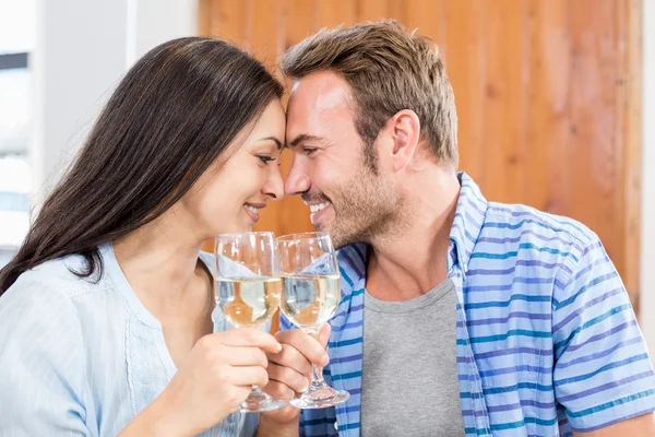 Couple toasting verres à vin — Photo