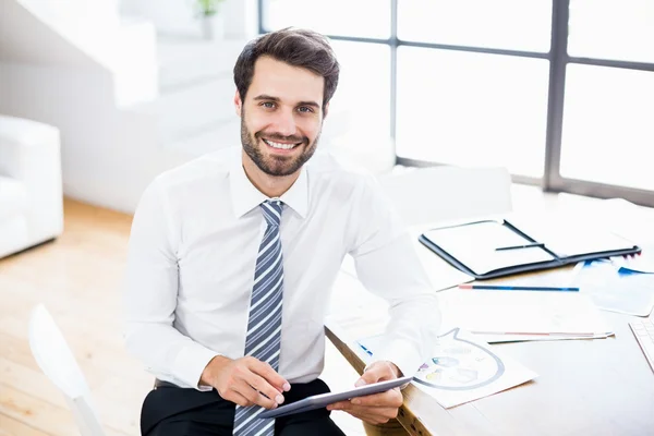 Zakenman die digitale tablet gebruikt — Stockfoto