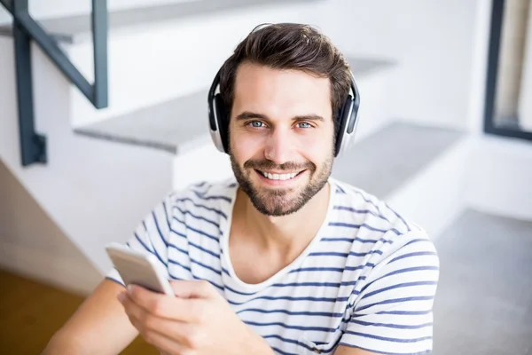 Man lyssnar på musik på telefonen — Stockfoto