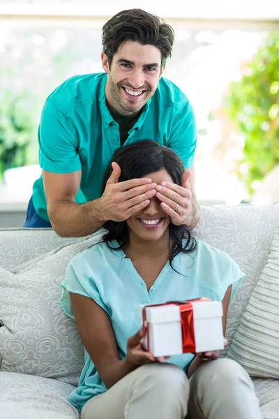 Homem dando uma mulher de presente surpresa — Fotografia de Stock