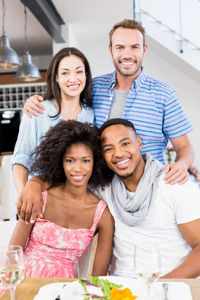 Amici guardando la fotocamera e sorridendo — Foto Stock