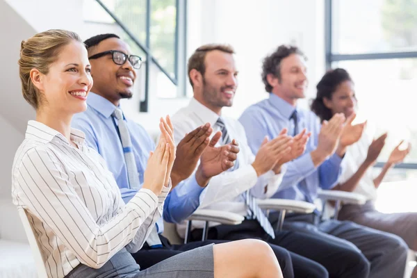 Des hommes d'affaires applaudissent lors d'une réunion — Photo