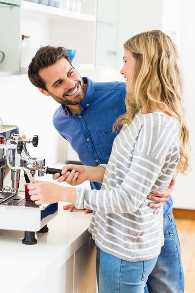 Couple preparing coffee — Stock Photo, Image