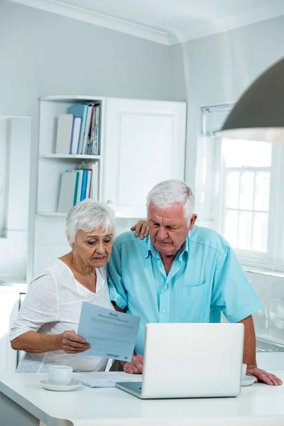 Senior couple reading document — Stock Photo, Image