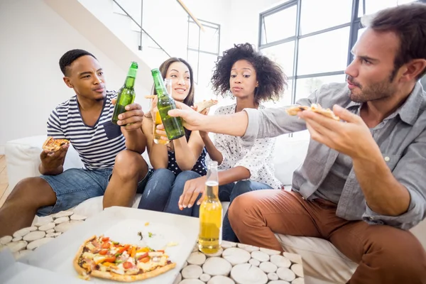 Vrienden roosteren bierflesjes — Stockfoto