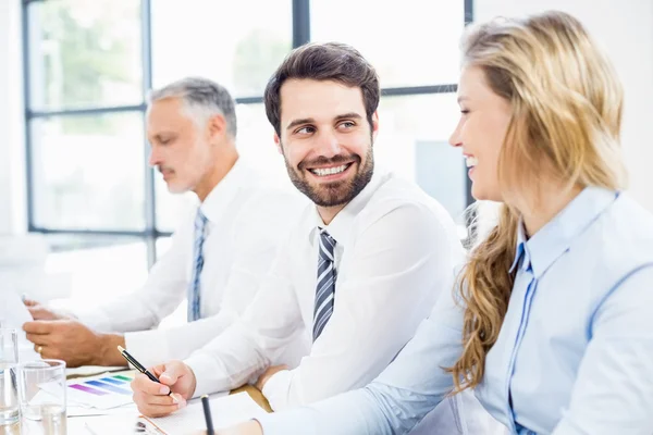 Affärskollegor i ett möte och pratar — Stockfoto