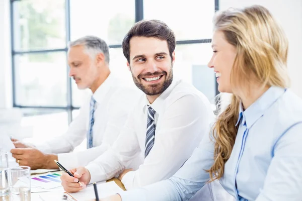 Collega's praten in een vergadering — Stockfoto